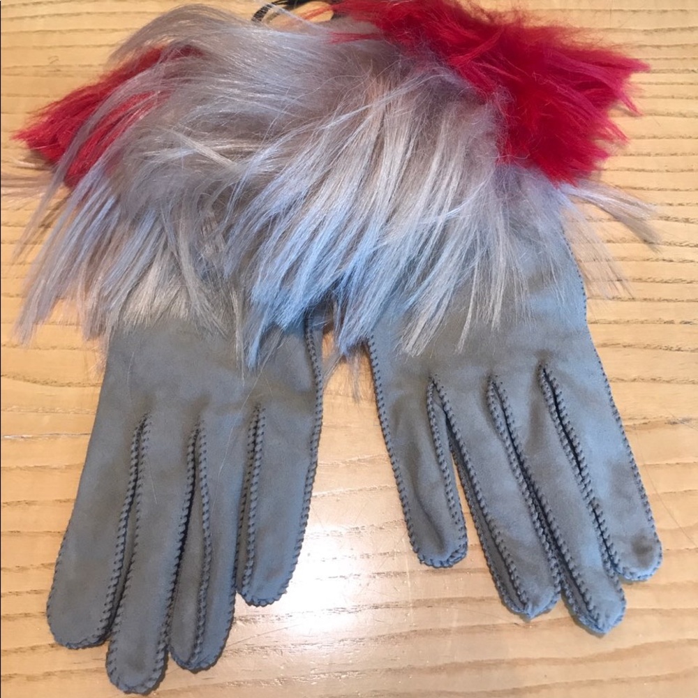 FENDI Gloves with fur